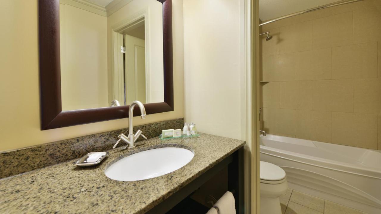 Prestige Beach House, Worldhotels Crafted Келоуна Екстер'єр фото